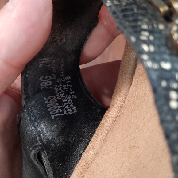 Minnetonka Selene Black Leather Sandals - Picture 3 of 6